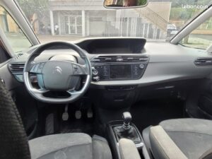 Intérieur Citroën C4, tableau de bord, volant, écrans, levier de vitesses manuel. Pédales et sièges tissu gris. Texte leboncoin visible.