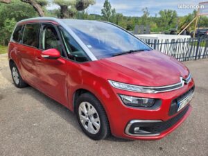 Monospace Citroën C4 Picasso rouge brillant stationné en extérieur. Toit argenté, logo Leboncoin. Plaque FF CONCEPT.