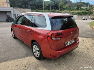 Monospace Citroën C4 SpaceTourer rouge à toit blanc, vue arrière-droite. Plaque "A7 CONCEPT". Garé sur asphalte en zone résidentielle.