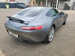 Mercedes-AMG GT coupé gris mat vue arrière 3/4. Plaque "A7 CONCEPT", logo Mercedes, badge "GT", jantes argent.