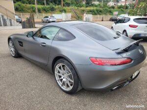 Mercedes-AMG GT gris mat, vue arrière latérale. Jantes argentées, pneus Michelin Pilot Sport 4 S. Design sport, aileron fixe.